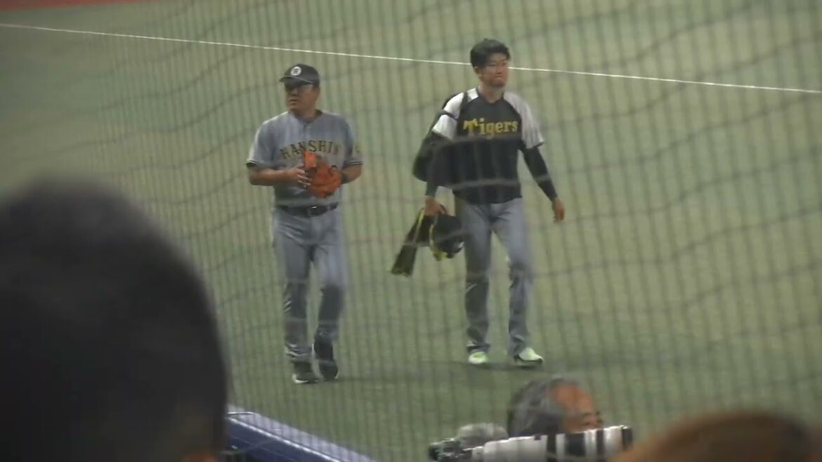 阪神タイガース 岩貞祐太投手 ? が片山大樹ブルペンコーチと共に練習を終えて引き上げる 2025/8/7 バンテリンドーム