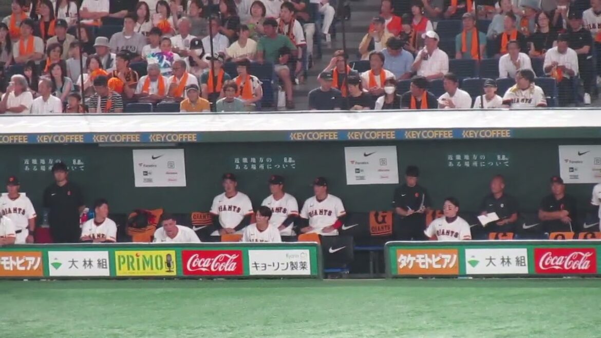 若林楽人の打席を見る坂本勇人やリチャード（読売ジャイアンツ対 ヤクルトスワローズ 2025年8月5日）