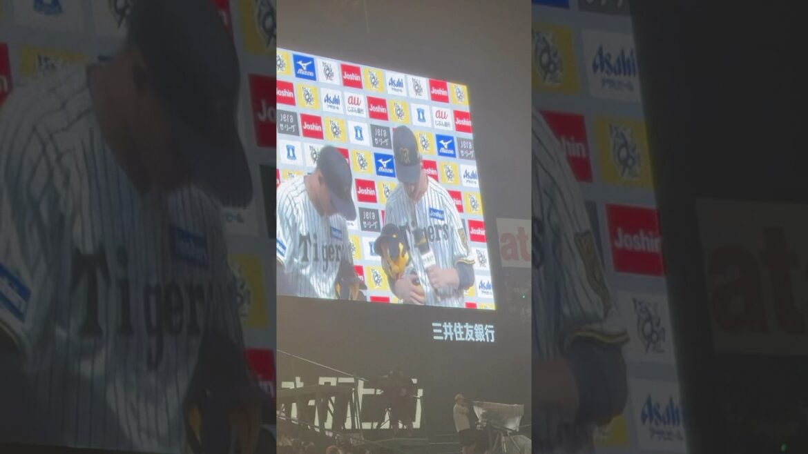 【感謝のお辞儀】森下の2ランホームランに感謝を述べてお辞儀する大竹耕太郎 【感謝のお辞儀】森下の2ランホームランに感謝を述べてお辞儀する大竹耕太郎