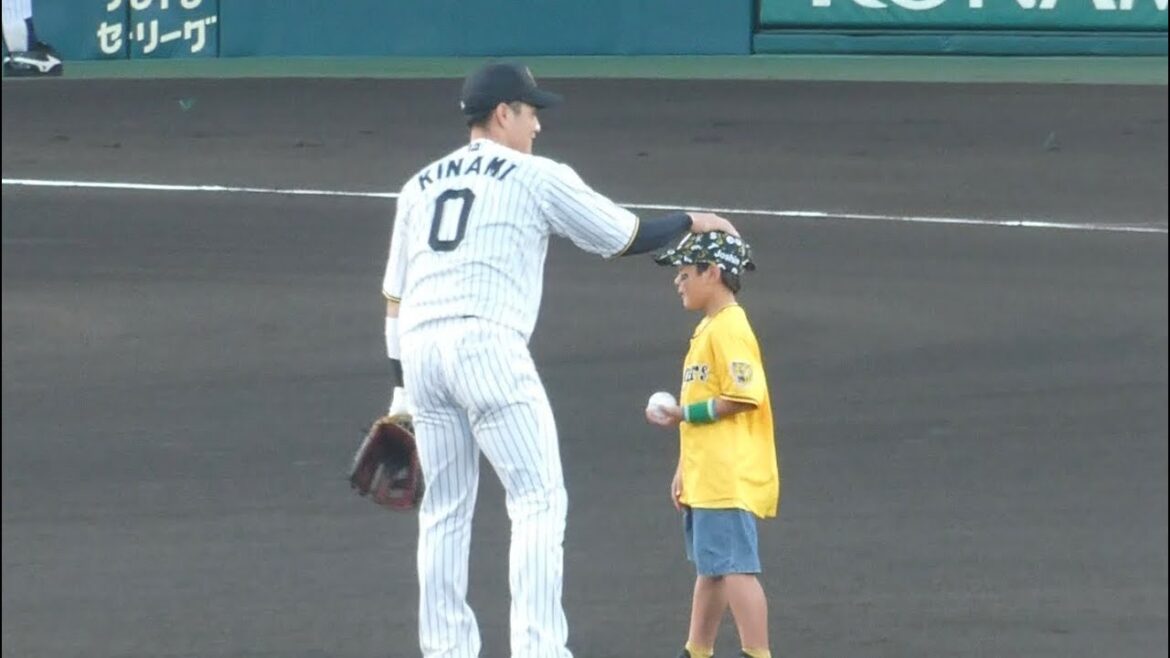 子供にサインボールをプレゼントする木浪聖也