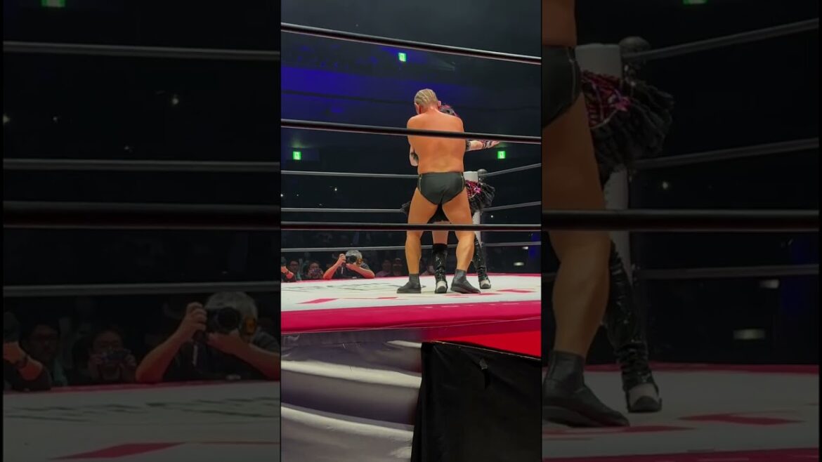 エルボーで倒れた伊藤麻希に「立てよ!」と鈴木みのるが言い、レフリーが止めようとしたのをみのるが止めてスリーパーで締め上げるも伊藤が丸め込む 東京女子プロレス「GRAND PRINCESS ’24」 エルボーで倒れた伊藤麻希に「立てよ!」と鈴木みのるが言い、レフリーが止めようとしたのをみのるが止めてスリーパーで締め上げるも伊藤が丸め込む 東京女子プロレス「GRAND PRINCESS '24」