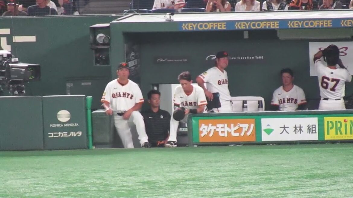 先発の戸田懐生に色々話しかける山口鉄也コーチ　2025年8月26日 読売ジャイアンツ対 楽天イーグルス イースタン