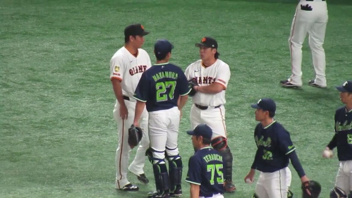 WBC軍団 中村悠平と楽しそうに話す甲斐拓也と大城卓三（読売ジャイアンツ対 ヤクルトスワローズ 2025年8月5日）