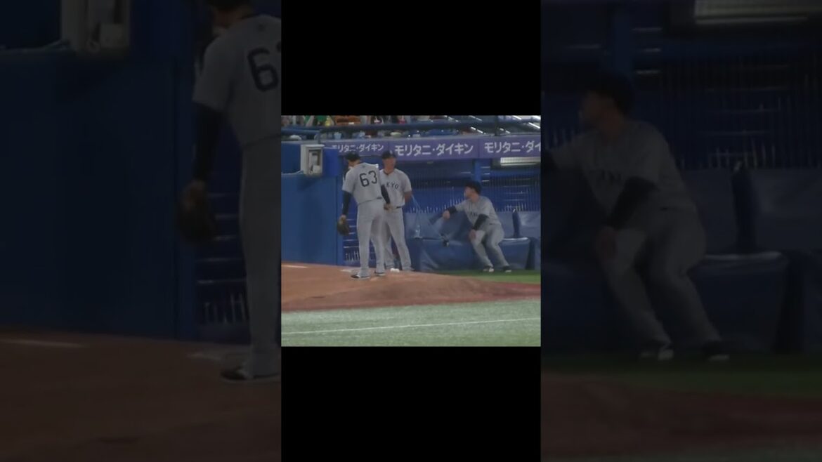 内海コーチと泉圭輔のブルペンの様子（ ヤクルトスワローズ対 読売ジャイアンツ 2024年8月27日）