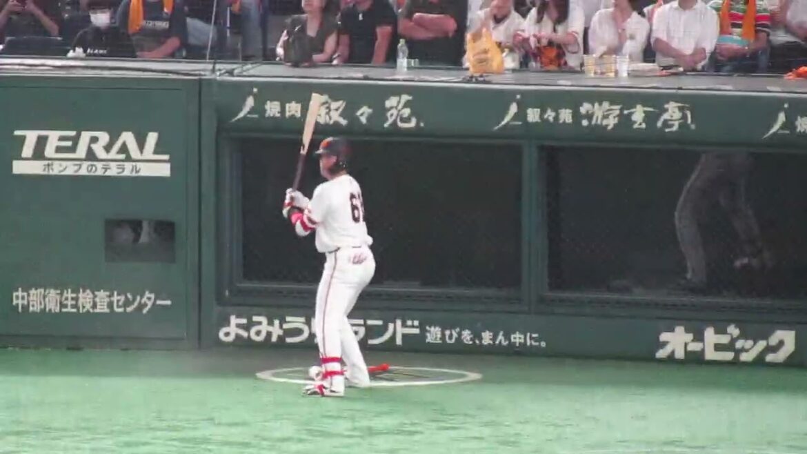 打席へと向かう増田陸の様子　2025年8月26日 読売ジャイアンツ対 楽天イーグルス イースタン