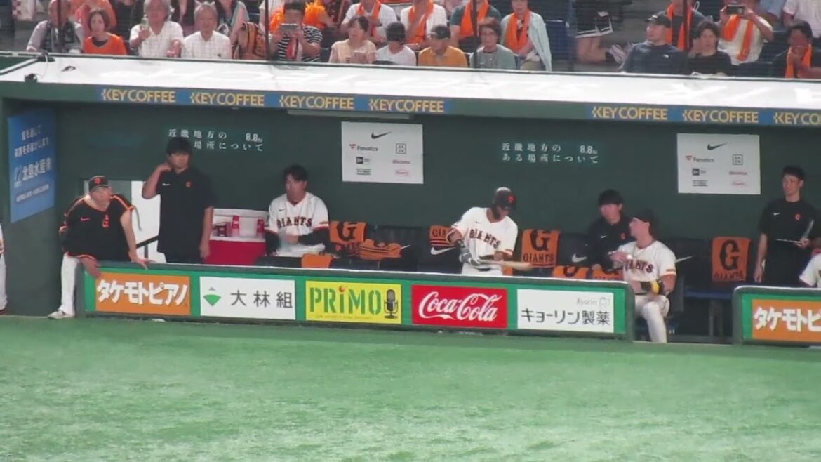 ベンチでタイミング取ってる門脇誠（読売ジャイアンツ対 ヤクルトスワローズ 2025年8月5日）