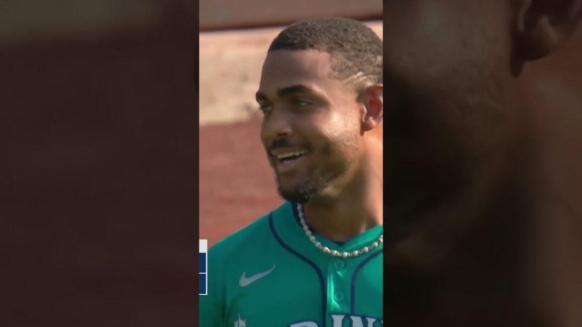 Mets pitcher Nolan McLean makes a SICK grab to start a double play during his major league debut!