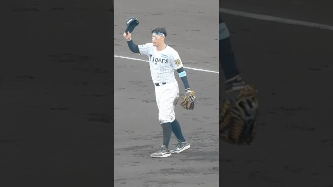先制タイムリーを放ちファンの歓声に応える"サード"佐藤輝明
