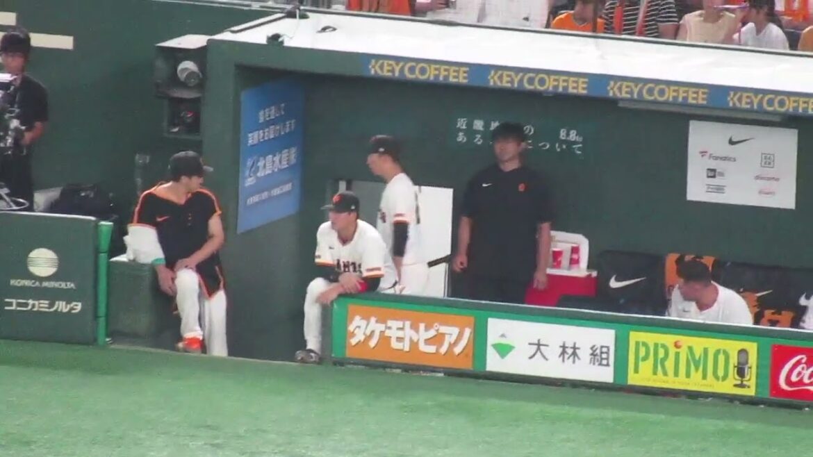 楽しそうなリチャードと若林楽人と門脇誠（読売ジャイアンツ対 ヤクルトスワローズ 2025年8月5日）
