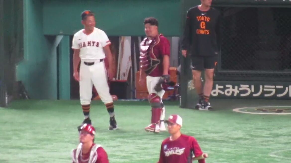 楽天の石原彪に親しげに話しかける巨人 矢野コーチ　2025年8月26日 読売ジャイアンツ対 楽天イーグルス イースタン