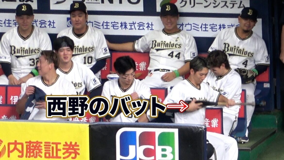 西野真弘のホームランパワーを自分にチャージする西川龍馬