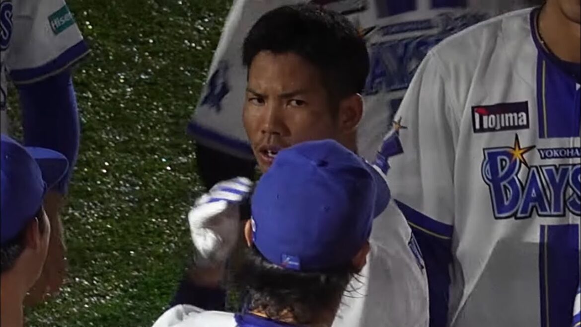 【単独2位浮上/勝利後挨拶】桑原に真剣な口調で諭される度会、笑顔のケイ、手を繋ぐ相手がいなくて寂しそうなキララ(2025.9.15/横浜スタジアム）