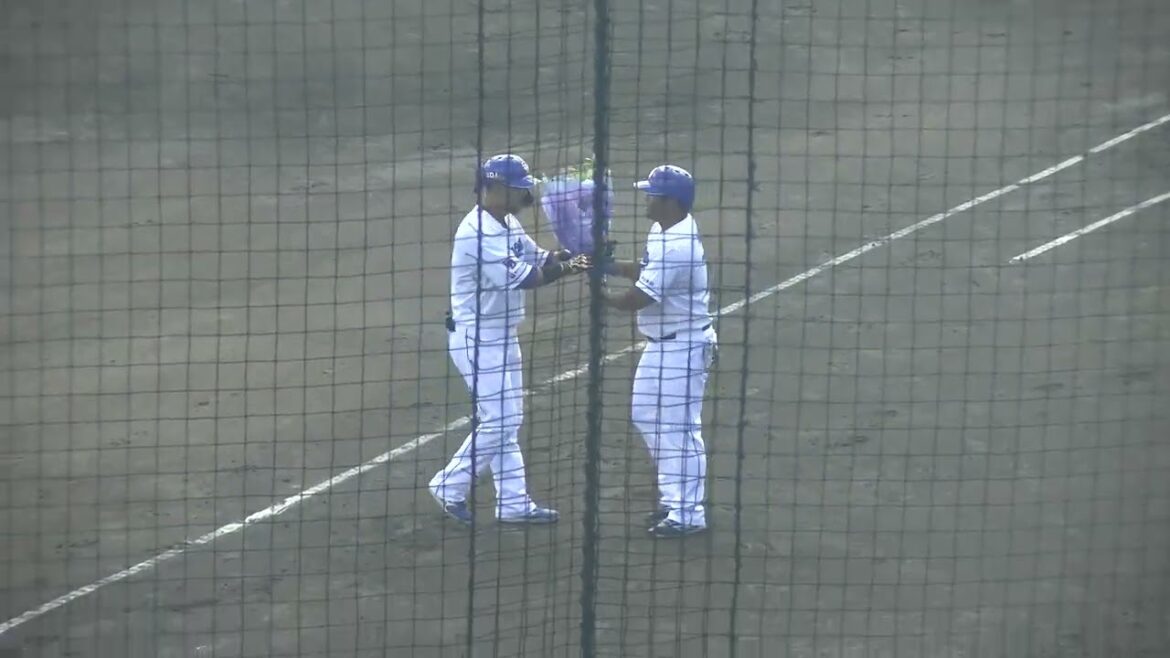 中日ドラゴンズ 中田翔選手、打席を終えて大阪桐蔭高校の先輩 平田良介コーチから花束を渡される