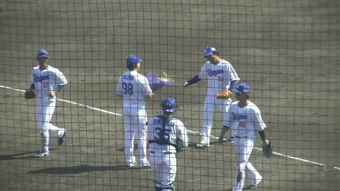 中日ドラゴンズ 祖父江大輔投手 ファーム最後の登板を終え田島慎二コーチから花束を渡される→ボール投げ入れ 2025/9/15 ナゴヤ球場
