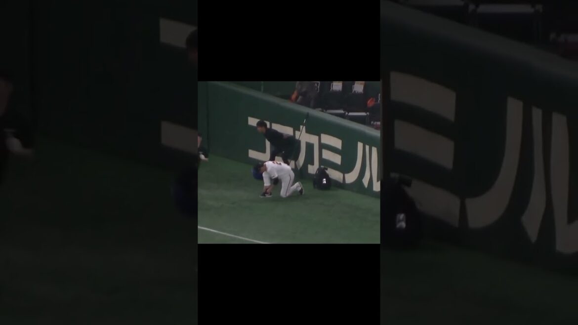 スパイクの紐を結ぶ高橋礼【読売ジャイアンツ対ソフトバンクホークス2024年5月30日】