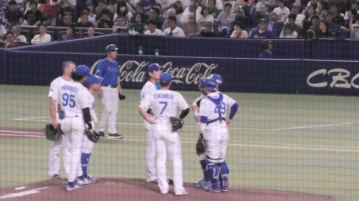 中日ドラゴンズ 山井大介コーチがタイムを取ってマウンドに 涌井秀章投手は水を飲む 2025/9/18 バンテリンドーム