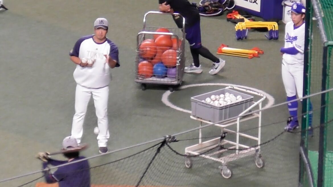 仲良しヤクルト長岡秀樹のティーバッティングを見ている岡林勇希　中日ドラゴンズVS東京ヤクルトスワローズ　2025/09/19
