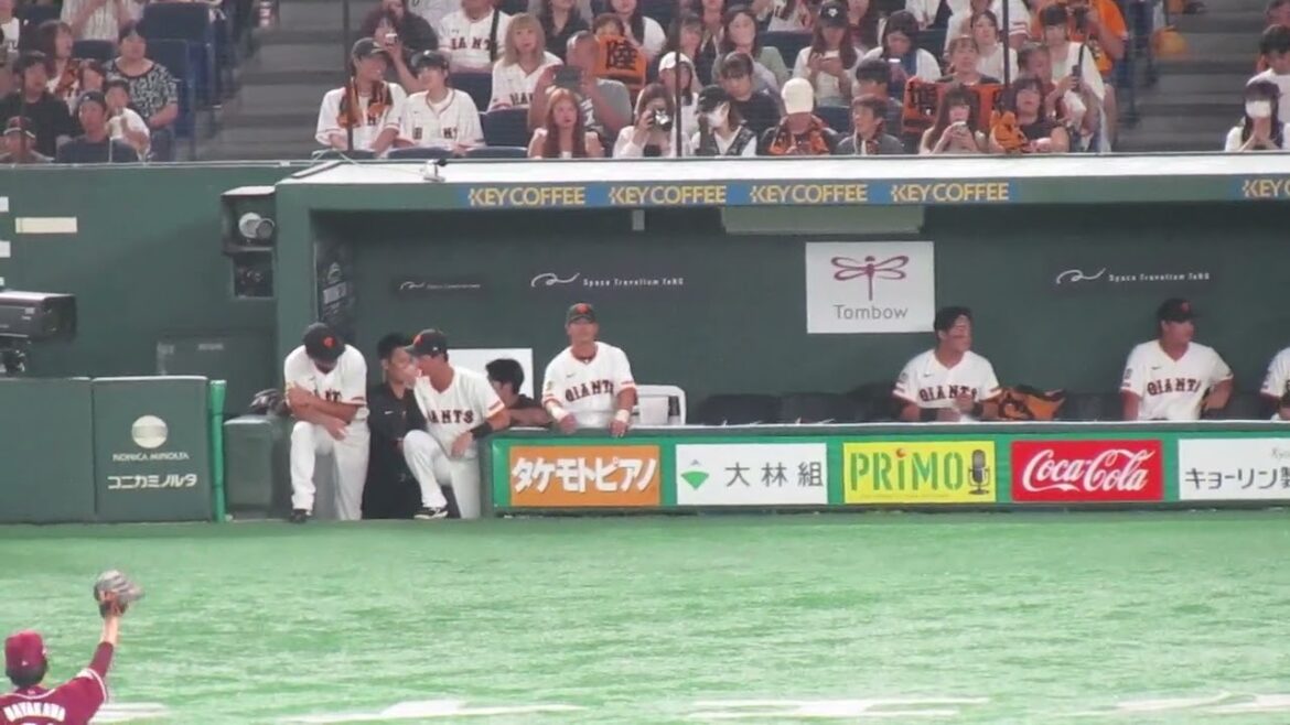 ベンチで長野久義と話す乙坂智　2025年8月26日 読売ジャイアンツ対 楽天イーグルス イースタン