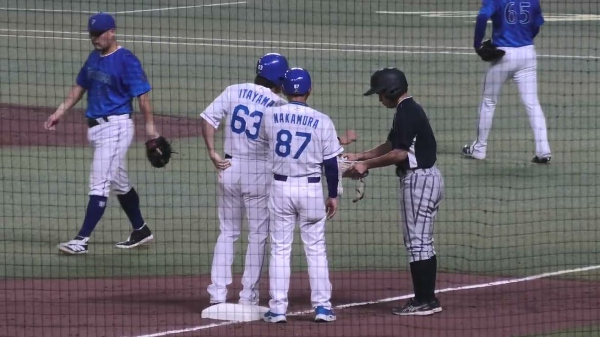 中日ドラゴンズ スリーベースヒットを放った板山祐太郎選手、中村豊三塁コーチの指示を受ける 2025/9/18 バンテリンドーム VS 横浜DeNAベイスターズ