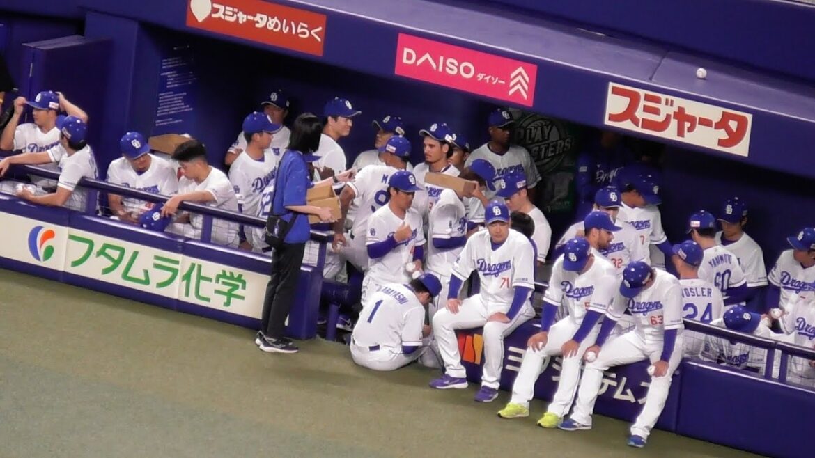 セレモニーを待つ選手たち  マルテとメヒアのお世話をする松山晋也　席がなくなる岡林勇希　中日ドラゴンズVS読売ジャイアンツ　2025/09/21