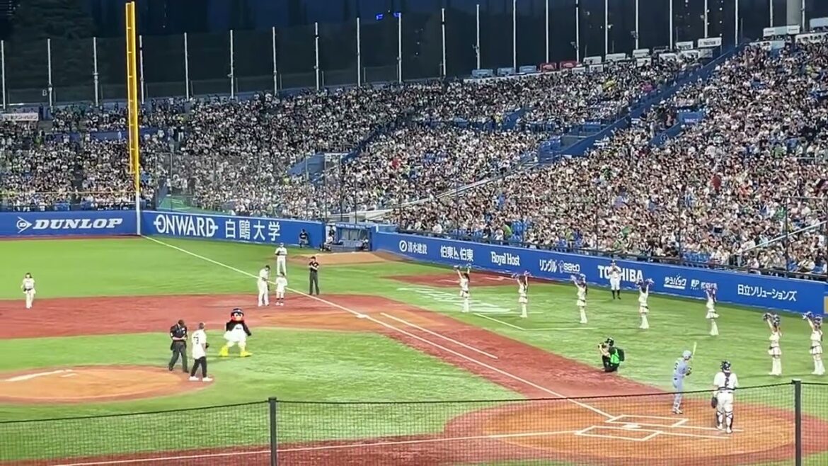 東京ヤクルトスワローズOB五十嵐亮太氏の始球式in神宮球場