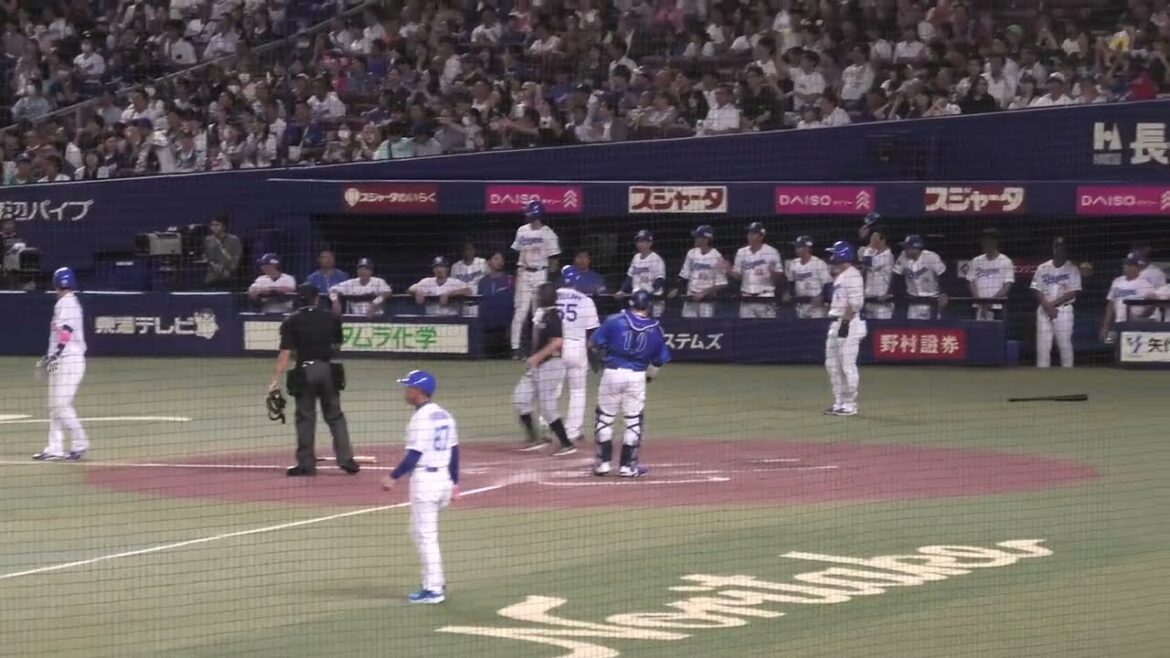 中日ドラゴンズ ボスラー選手のライト線への当たりリプレー検証中の様子→ファールからフェアとなり走者一掃となった後の様子 2025/9/18 VS 横浜DeNAベイスターズ バンテリンドーム