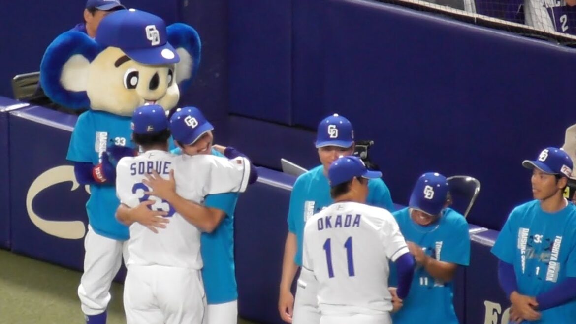 祖父江大輔 岡田俊哉 引退セレモニー  引退の2人からどつかれる岡林勇希  背番号21を託された金丸夢斗　中日ドラゴンズVS東京ヤクルトスワローズ　2025/09/20