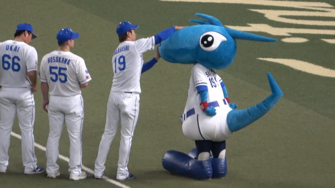 シャオロンの毛並みで遊びながらも整えてあげる高橋宏斗