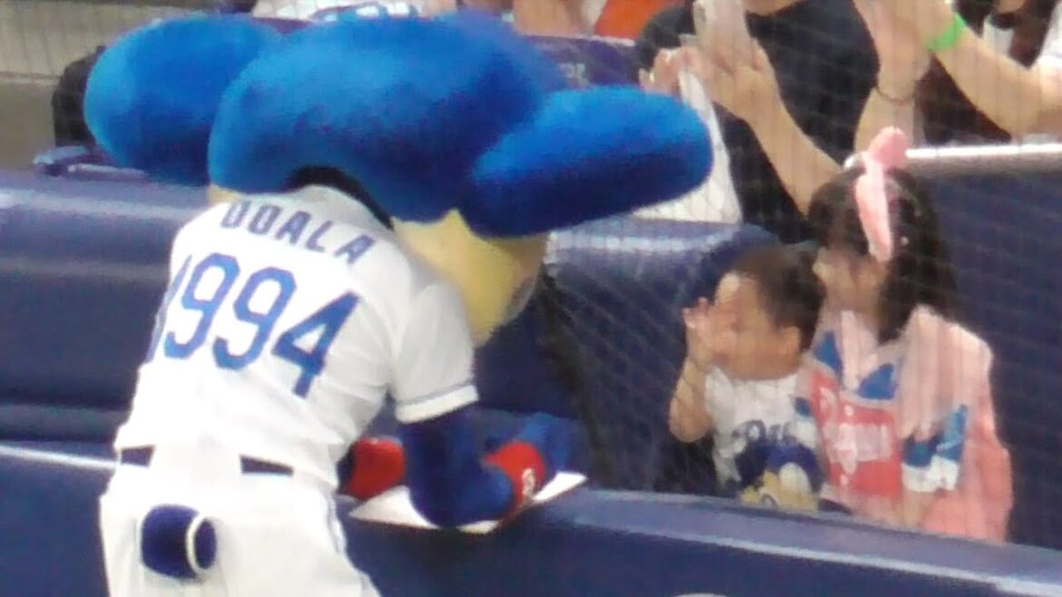 やさしいドアラの神対応  「秘密だよ」　中日ドラゴンズVS読売ジャイアンツ　2025/09/21