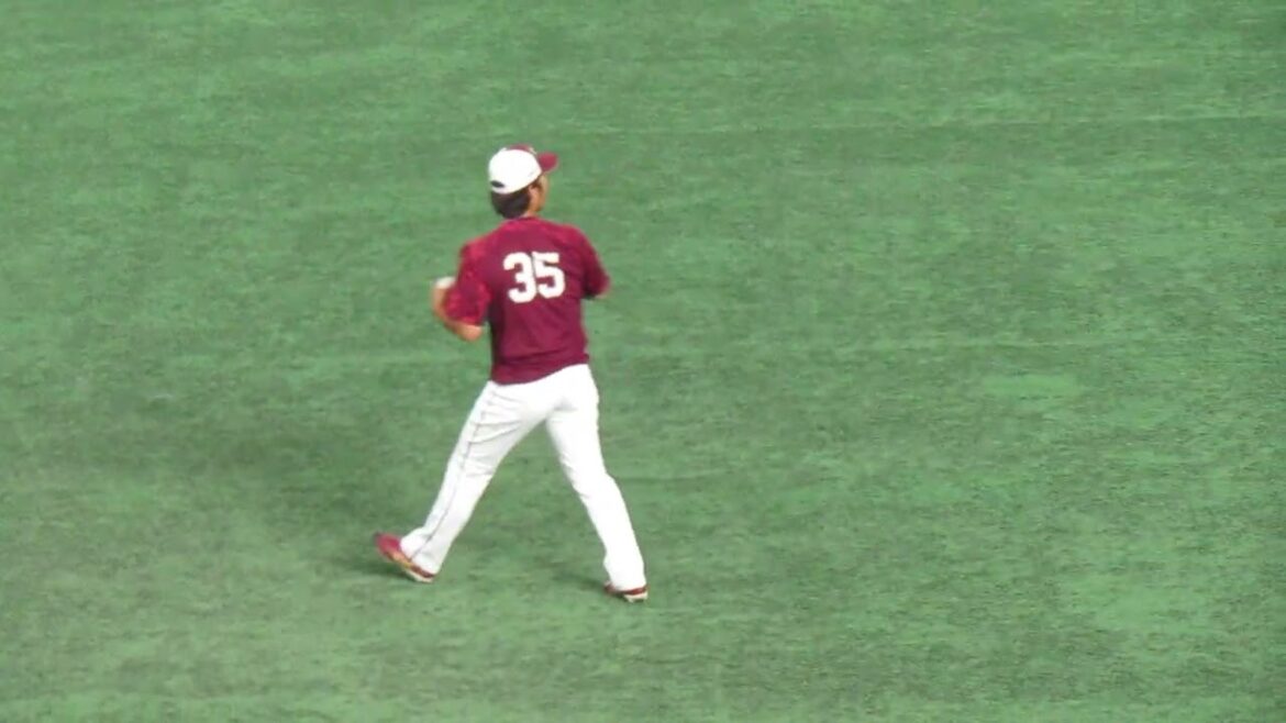 2軍の試合前キャッチボールする楽天 島内宏明　2025年8月26日 読売ジャイアンツ対 楽天イーグルス イースタン