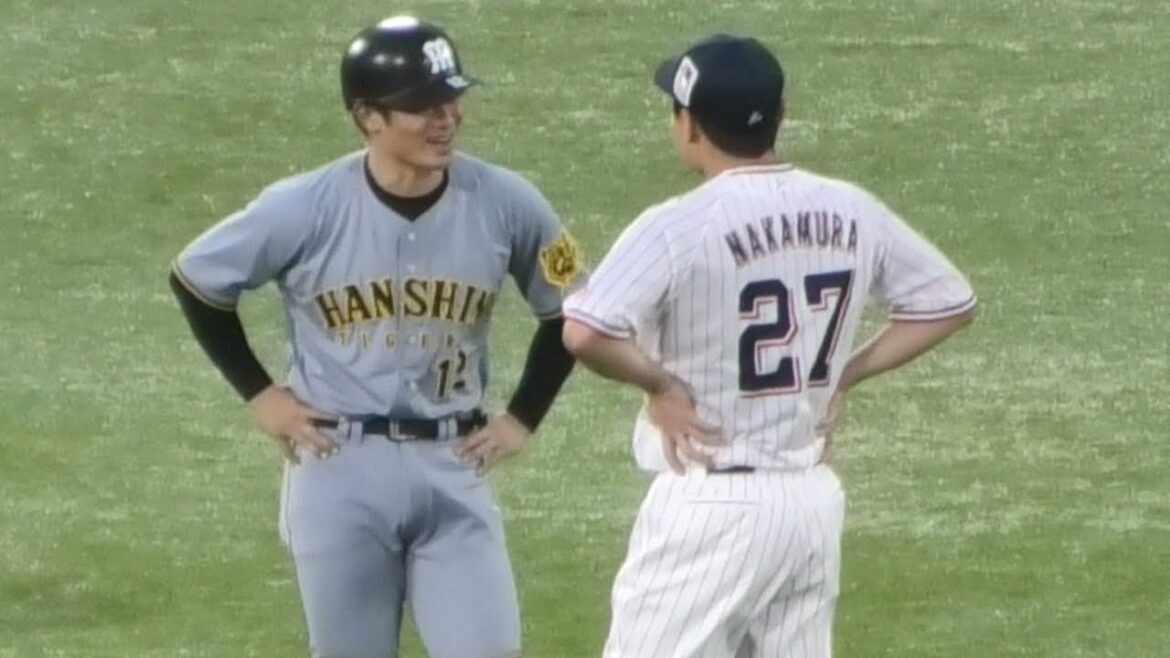 中村悠平、坂本誠志郎と捕手同士で語らう 中村悠平、坂本誠志郎と捕手同士で語らう