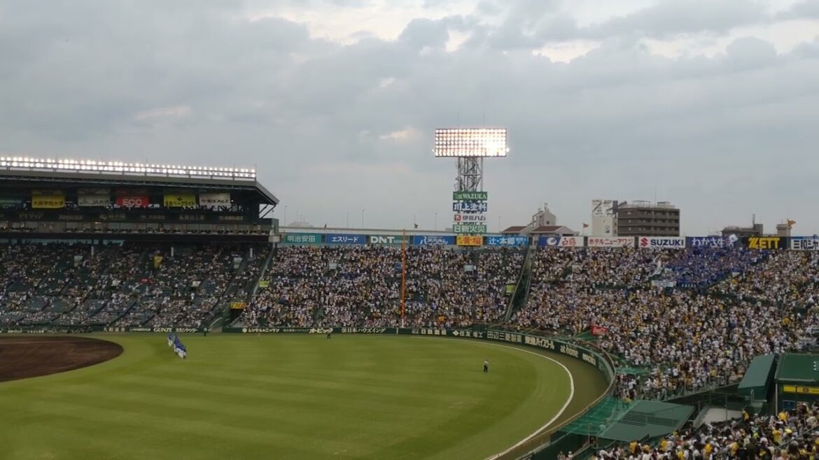 甲子園最終戦でレフトスタンドへ挨拶する横浜DeNAベイスターズ