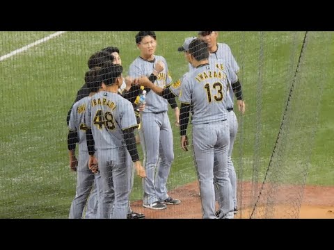 【リリーフの儀式】緊急登板の畠に力水を与えブルペン陣全員で送り出す 【リリーフの儀式】緊急登板の畠に力水を与えブルペン陣全員で送り出す