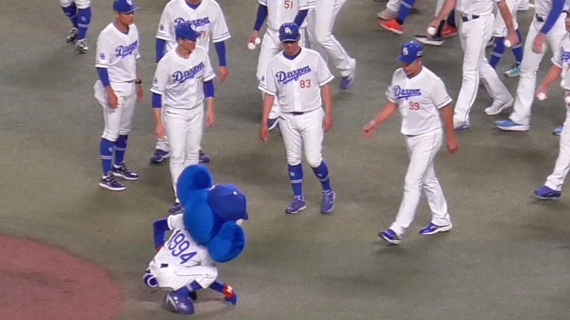 セレモニーで井上監督の立ち位置にこだわるドアラ　中日ドラゴンズVS読売ジャイアンツ　2025/09/21