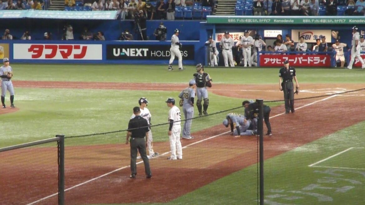 阪神 才木浩人 打球が右足に直撃するアクシデント　佐藤輝明 ナイスプレー　ヤクルト vs 阪神　2025年9月22日(月)　神宮球場