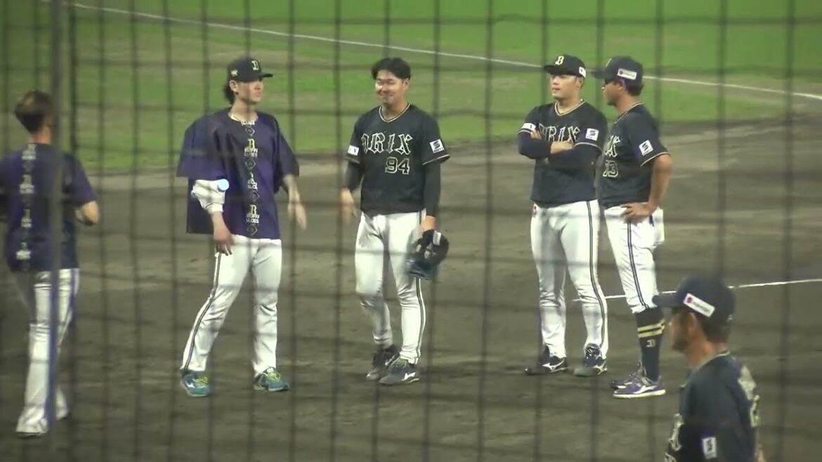 【ファーム おりほー 浜松球場】オリックスバファローズ 井口和朋投手がくふうハヤテベンチャーズ最後の打者を抑えゲームセット後の様子 投手陣は円になって反省会? 野手陣は素振り 2025/9/19