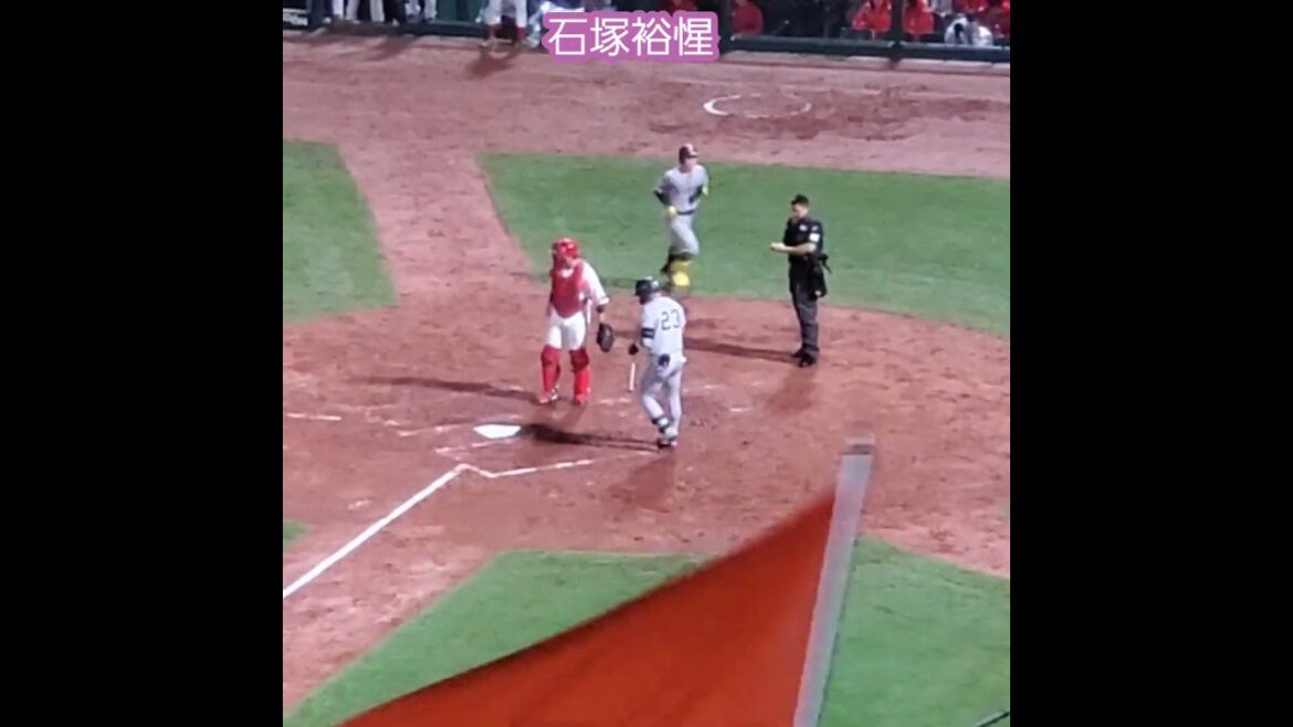 20250923　打席に向かう #石塚裕惺　#shortsﾙｰｷｰ　読売ｼﾞｬｲｱﾝﾂ(巨人)@MAZDA Zoom-Zoom ｽﾀｼﾞｱﾑ広島･ﾋﾞｼﾞﾀｰﾊﾟﾌｫｰﾏﾝｽ　