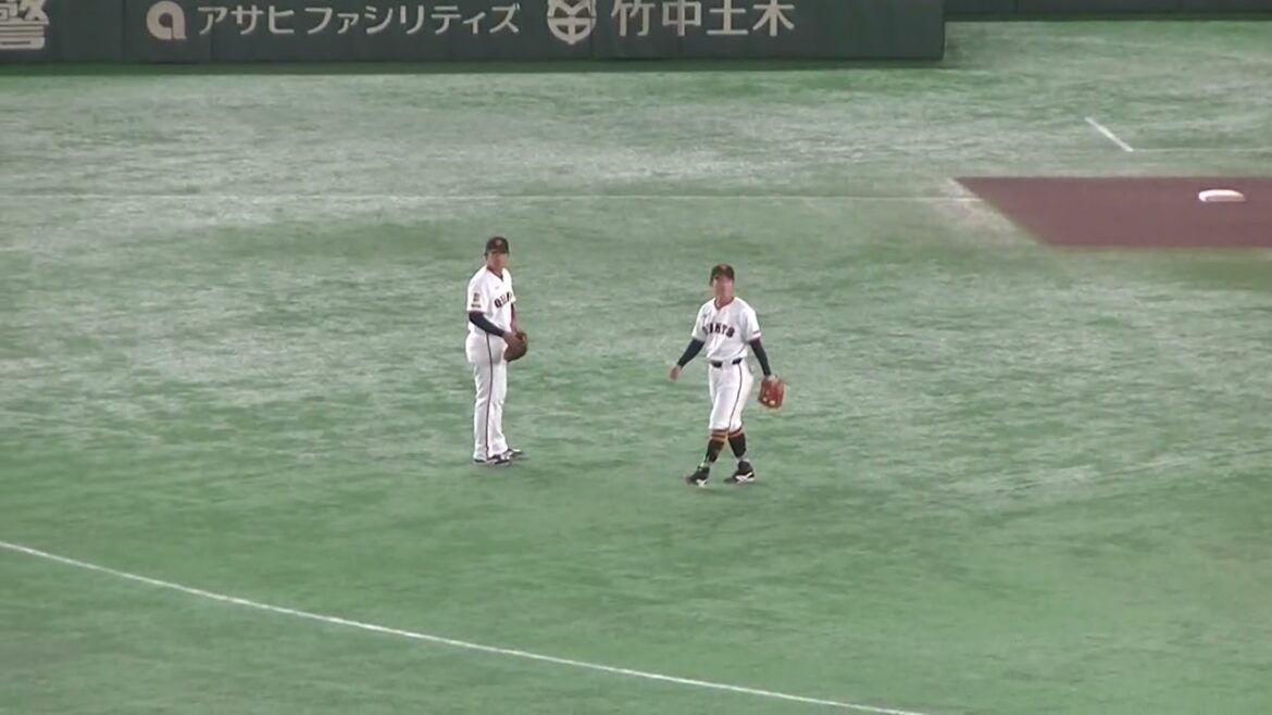 セカンドでノックを受ける増田陸や浦田俊輔（読売ジャイアンツ対 広島カープ 2025年9月19日）