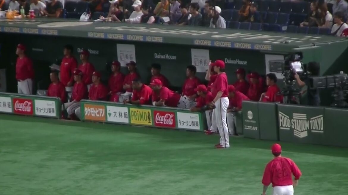 カープベンチとベンチ前でキャッチボールする大瀬良大地（読売ジャイアンツ対 広島カープ 2025年9月19日）