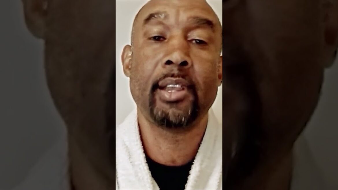 チームメイトは試合後、彼に帰宅を強制した チームメイトは試合後、彼に帰宅を強制した