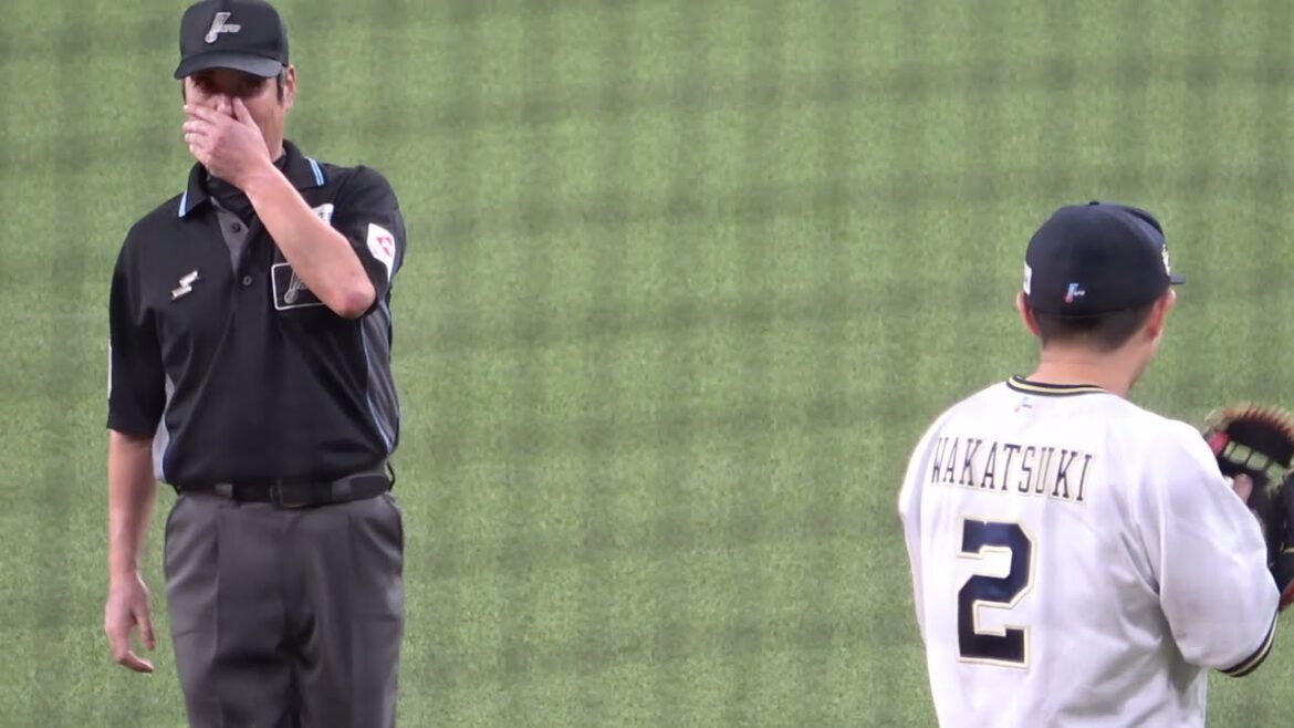 【審判ウォッチ(会話編)】8日ぶりに安達コーチ、若月選手と楽しそうにコミュニケーションをとる、一塁塁審の白井一行審判員【2025.9.25 オリックス vs 千葉ロッテ 25回戦 @京セラドーム大阪】 【審判ウォッチ(会話編)】8日ぶりに安達コーチ、若月選手と楽しそうにコミュニケーションをとる、一塁塁審の白井一行審判員【2025.9.25 オリックス vs 千葉ロッテ 25回戦 @京セラドーム大阪】