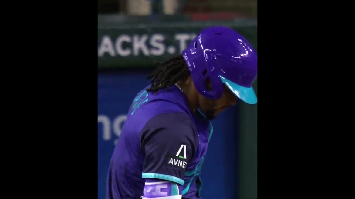 The Diamondbakcs faithful show Ketel Marte some love 💜