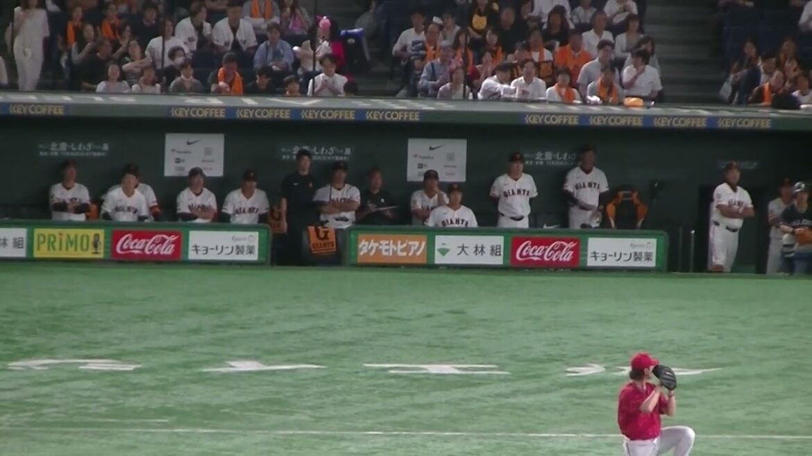 中山礼都のヒットに拍手を送るジャイアンツベンチ（読売ジャイアンツ対 広島カープ 2025年9月19日）
