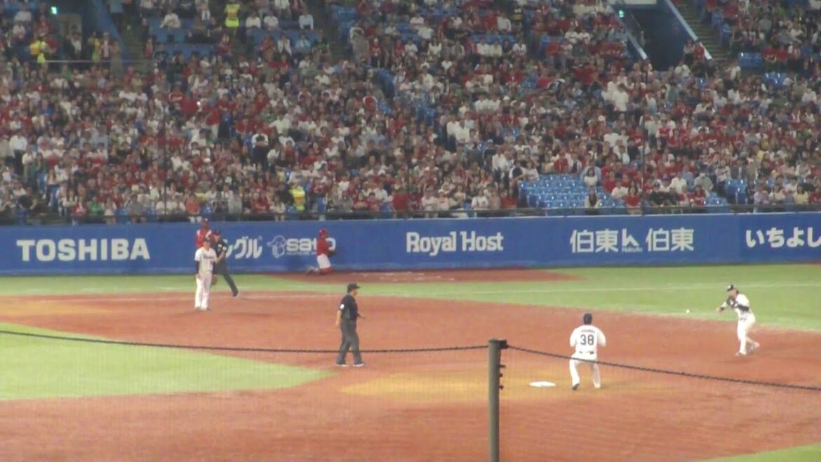 ヤクルト 長岡秀樹のキャッチによる、643のダブルプレー　ヤクルト vs 広島　2025年9月26日(金)　神宮球場