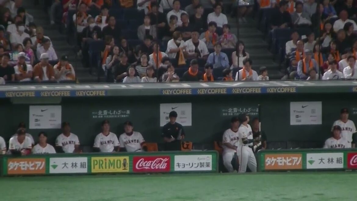 なんか色々 坂本勇人に話しかけてる丸佳浩など（読売ジャイアンツ対 広島カープ 2025年9月19日）