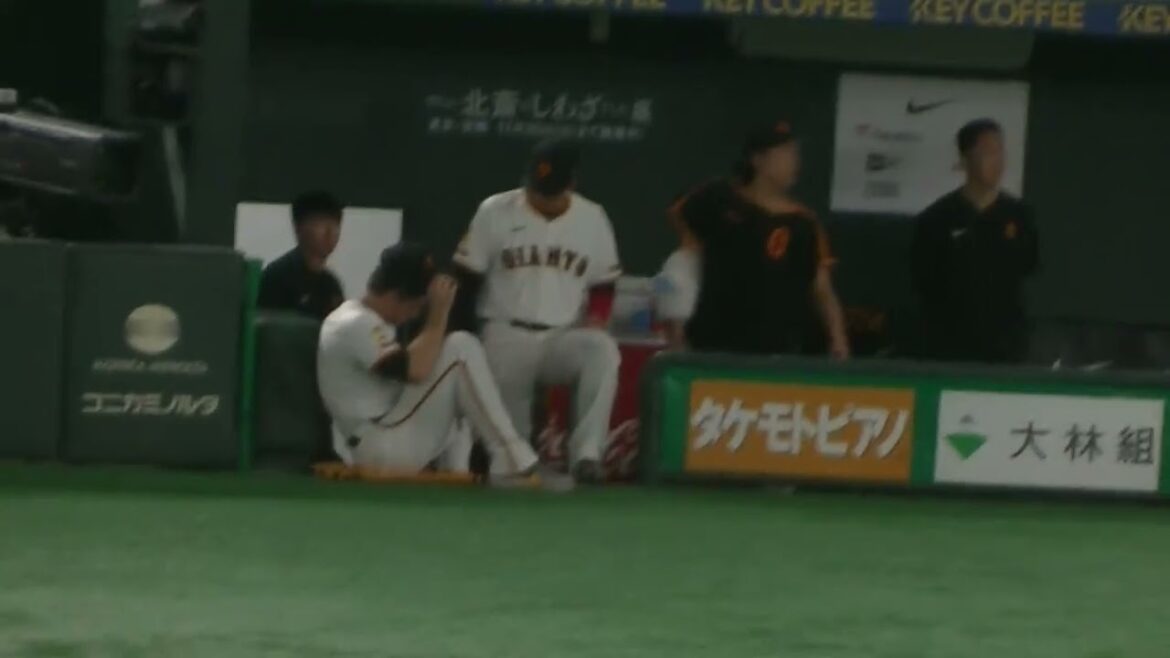 座って攻撃をみるキャベッジの様子（読売ジャイアンツ対 広島カープ 2025年9月19日）