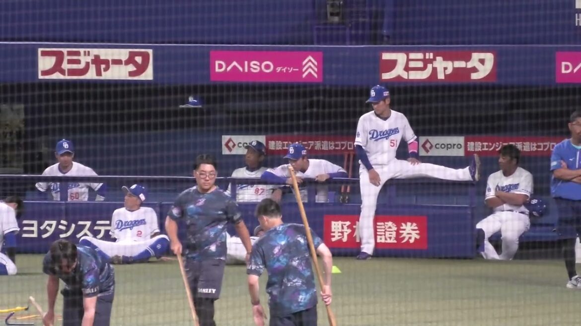 中日ドラゴンズ 岡林勇希選手が石伊雄太選手の口?にゴミを入れる・樋口正修選手にゴミを投げるいたずらをするw→樋口選手が怒るw ウォーミングアップ中 2025/9/18
