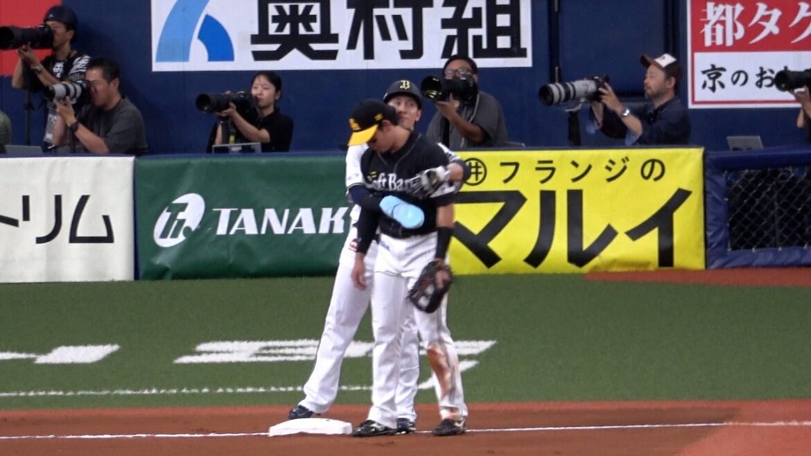 西川龍馬、三塁ベース上でなぜか栗原にハグｗ