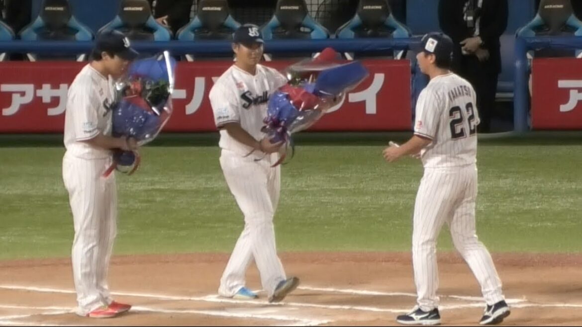 高津監督、山田哲人と清水昇から花束を贈られる 高津監督、山田哲人と清水昇から花束を贈られる