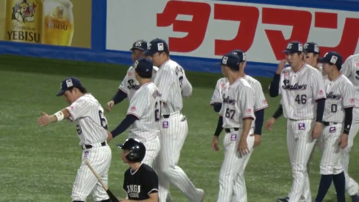 【川端慎吾】引退発表 試合 勝利のハイタッチ時に先頭へ促す村上宗隆 現地映像